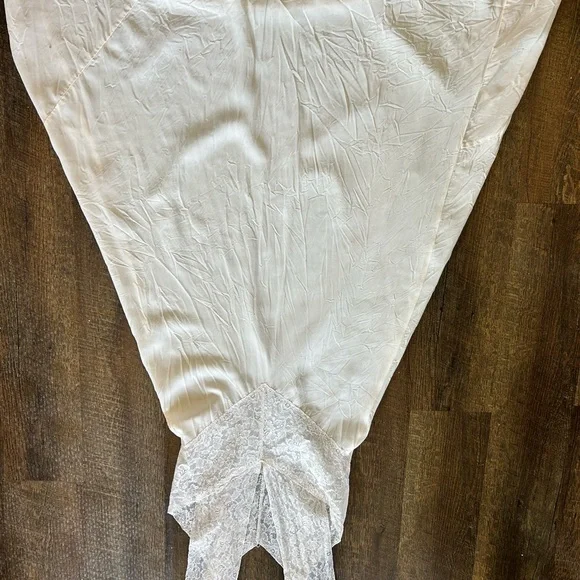 Vintage Women’s Cream colored Nightgown/Slip. Size Small